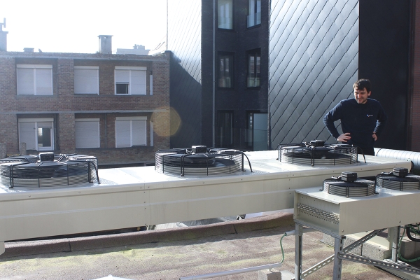 Le grand condenseur Kelvion avec 3 ventilateurs 3 EC pour les chambres froides et le petit condenseur Kelvion condensor pour le congélateur sur la toiture plate.